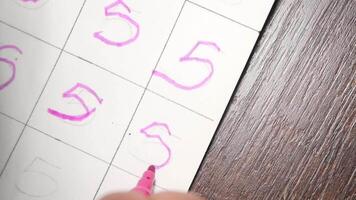 Learning to write numbers with colored markers in a creative classroom video