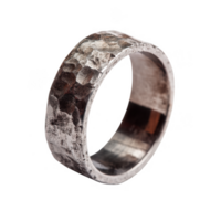 feito à mão Casamento banda apresentando rústico martelado textura, exibindo único e artístico Projeto. isto anel incorpora mistura do elegância e áspero charme, perfeito para significativo comprometimento png