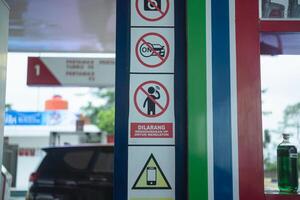 A sign prohibiting the use of mobile phones to make calls photo