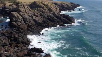 un ver de el Oceano desde encima con rocas y agua video
