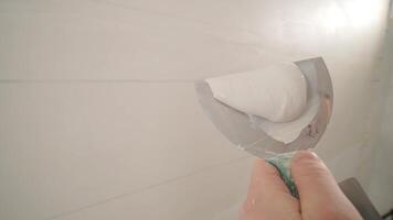 Man plastering the walls with finishing putty in room with putty spatula 22 video