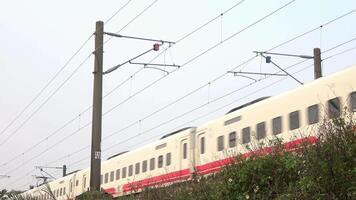 uma Tze-Chiang expressar trem rapidamente comovente ao longo a trilhos dentro miaoli, Taiwan, em abril 4, 2025. video