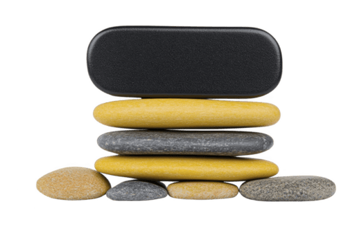 un suave negro y amarillo piedras son apilado en equilibrado acuerdo, creando calmante y armonioso mostrar. piedras variar en Talla y textura, agregando visual interesar a composición png