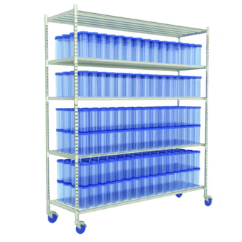 grande metallo scaffalature unità con multiplo livelli è pieno con trasparente blu Conservazione contenitori, organizzato ordinatamente. unità è su ruote per facile mobilità, ideale per efficiente Conservazione soluzioni png