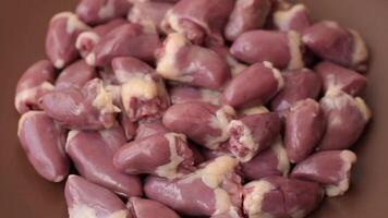 frango cru coração, vermelho Pato ou Peru interno órgãos Como a ingrediente para jantar preparação video