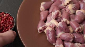 frango cru coração, vermelho Pato ou Peru interno órgãos Como a ingrediente para preparação video