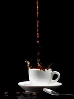 torrencial café dentro un blanco taza con salpicaduras foto
