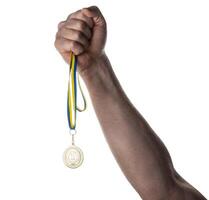 medalla en mano en un aislado antecedentes foto