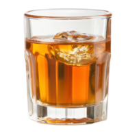 Glas von Whiskey mit Eis Würfel auf ein transparent Hintergrund zum Getränk oder Bar Themen png