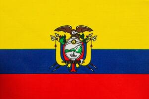 del ecuador nacional bandera con emblema desplegado prominentemente foto