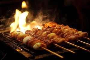 yakitori brochetas interrogatorio intenso terminado un abierto fuego. de cerca de sabroso carne y cebolla piezas Cocinando en brochetas foto