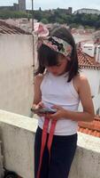 un joven niña profundamente absorto en utilizando su teléfono inteligente mientras disfrutando un escénico techo ajuste video