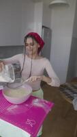en el horneando proceso, verter el harina dentro un mezcla cuenco a empezar creando un delicioso masa video