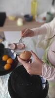 Delicious Cooking Mastering the Art of Cracking Eggs for Creating Perfect Dishes Every Time video