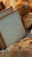 sortiert Brot im ein gewebte Korb präsentieren Vielfalt und Textur im Format zum Essen und trinken Zwecke. video