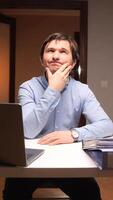 vertical Office worker having an idea at his desk and pointing up with finger video