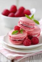 rosado frambuesa macarons con Fresco frambuesas y menta hojas en blanco platos foto