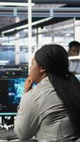 vertical dados Centro admin faz máquina Aprendendo nó árvore programação, otimizando recurso alocação. servidor quarto trabalhador usa preditivo artificial inteligência visualização sistemas para manutenção, Câmera uma video