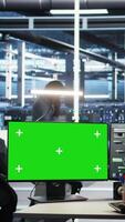 vertical servidor Fazenda engenheiro usando nó árvore sistemas em verde tela pc para categorizar não estruturado dados. dados Centro isto especialista usa visual programação Programas em brincar croma chave computador, Câmera uma video