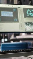 vertical exibição dentro indústria 4,0 solar painéis plantar rastreamento energia Produção e eficiência através muito sensores. monitor dentro inteligente energia fotovoltaica fábrica exibindo sistema desempenho Métricas, ampliação dentro tiro video