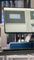 vertical monitor dentro indústria 4,0 inteligente industrial plantar equipado com avançado sensores usava para Verifica Produção equipamento desempenho. robótica Programas em tela dentro inteligente fábrica usava para coletar dados video