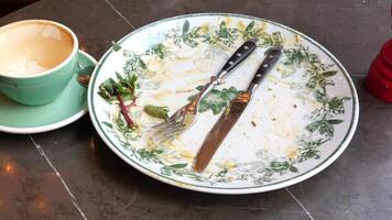 vide assiette après une satisfaisant repas à une local café video