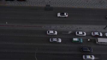 abu dhabi, Émirats arabes unis -dix janvier 2024 aérien Haut vers le bas vue de ville circulation sur une Autoroute. une scène reflétant Efficacité et rapide développement dans milieu est. video