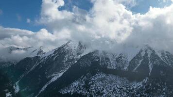 Antenne hyper Ablauf von schneebedeckt Berge Landschaft mit Wolken Bewegung schnell. video