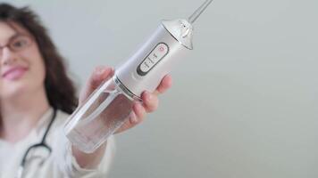 Orthodontist explains the benefits of an irrigator for patients with braces and sensitive gums. video