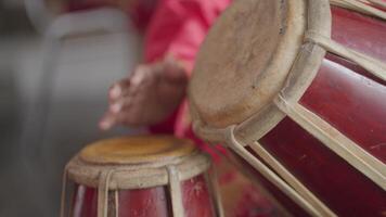 une musical performance de gambang kromong, une traditionnel betawi orchestre de jakarta cette mélanges gamelan instruments avec chinois instruments comme le sukong, Téhyan et kong'ahyan video
