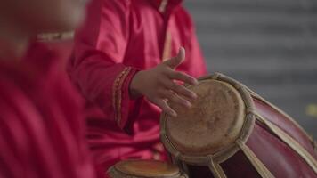 une musical performance de gambang kromong, une traditionnel betawi orchestre de jakarta cette mélanges gamelan instruments avec chinois instruments comme sukong, Téhyan, et kong'ahyan. video