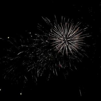 maravilloso fuegos artificiales monitor explota a través de un oscuro noche cielo, creando un vibrante y dinámica escena. Perfecto para celebración ocasiones, evento promociones, o agregando un festivo toque a ninguna diseño. foto