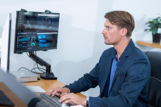 profesional hombre analizando datos en computadora a moderno oficina durante tiempo de día foto