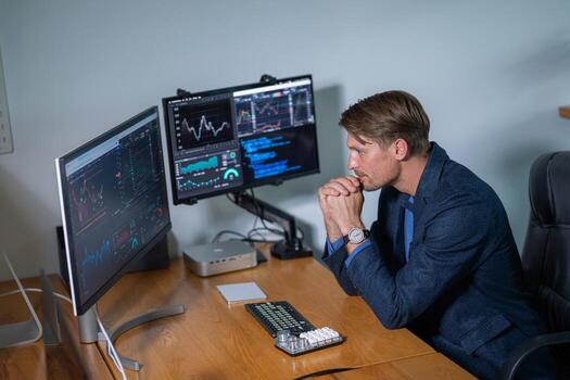 profesional hombre análisis valores mercado datos en un moderno oficina ajuste mientras utilizando múltiple computadora pantallas foto