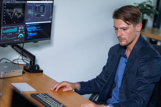 negocio profesional analizando mercado datos en computadora con múltiple monitores en moderno oficina espacio foto