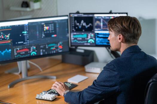 profesional comerciante analizando mercado tendencias a un moderno puesto de trabajo con múltiple monitores en un bien iluminado oficina ajuste foto