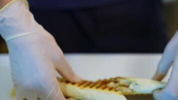 Ready pita with cheese and meat. Chef cutting cooked bakery and shows it filling. Delicious snack in a restaurant. Close-up. video