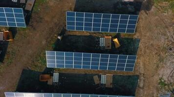 solar painéis em campo. luz solar reflete em uma ensolarado baterias. azul painéis coletar limpar \ limpo energia a partir de a Sol. alternativo energia. topo visualizar. video