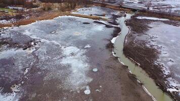 natureza dentro perigo. sombrio fundo do uma rio e Campos dentro Primavera. de Meio Ambiente problemas. aéreo voo. video