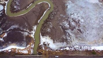 turvar fundo com sujo fluxo. ecologia dentro perigo. poluído rio dentro seco lugar. desaparecimento do água. aéreo visualizar. video