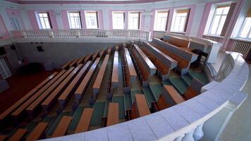 Lecture hall in the university. Panoramic view of educational center indoors. Large auditorium with empty desks during pandemic. video