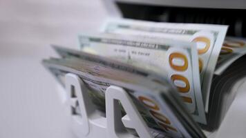 automatisch Berechnung von Papier Geld. detailliert Aussicht von uns Dollar Banknoten auf Währung Zähler Maschine. Geschäft Wirtschaft von USA. Makro Schuss. video