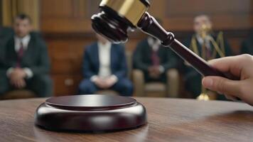 de cerca de un de madera juez mazo sorprendentes un sondeo bloquear en un sala de justicia durante un legal proceder, con borroso cifras de personas en formal atuendo sentado en el antecedentes representando video