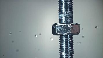 das Nuss ist verdrehte auf das Faden von das Bolzen. gefilmt auf ein schnelle Geschwindigkeit Kamera beim 1000 fps. hoch Qualität fullhd Aufnahmen video