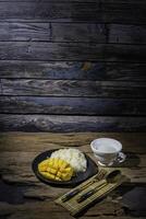Mango, sticky rice, Thai street food, very delicious, Thai people like it. photo