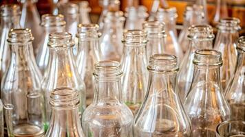 filas de vacío vaso botellas en suave enfocar. foto