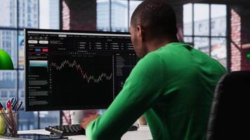 dia comerciante usa computador para compra ações este poderia executar bem e vendendo uns este poderia solta dentro valor. forex comerciante navegando Apesar estoque troca portfólio Páginas às pc escrivaninha. Câmera uma. video