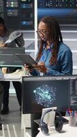 vertical mulher dentro servidor cubo usando ai visualização intuições em tábua dispositivo para otimizar sistema saúde. dados Centro computador cientista analisando a infraestrutura problemas usando nó árvore ferramentas, Câmera uma video