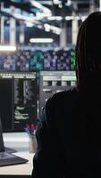 vertical servidor Fazenda Programas desenvolvedor interpreta dados analytics gráficos. dados Centro especialista usando artificial inteligência programa mostrando preditivo sistema Métricas, Câmera uma video