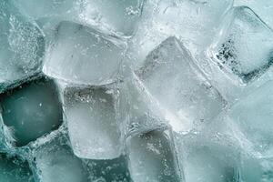 claro hielo cubitos apilado cercanamente, creando un enfriado textura y estético apelación foto